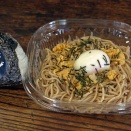 納豆温玉そば　おおきなおむすび