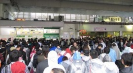 AKB国立ライブが雨天中止に → 雨に濡れたオタが最寄り駅に殺到して阿鼻叫喚の地獄絵図にｗｗｗｗｗ