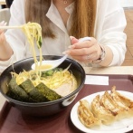 【画像】女の子「にへへ……♡♡♡ちっちゃいラーメンっ♡♡♡」⇒！