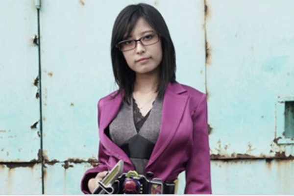 令和2年ttfc 鎧武外伝 仮面ライダーグリドン 女仮面ライダー 鈴鹿まさこ 演 鷲見友美ジェナ 超激ミニスカスーツ スリットから 太もも露わにパンチラ寸前 敵なのが残念 ジャガー山村オフィシャル令和ベース