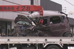 軽自動車がタンクローリーに激突、さらに後続の車にぶつけられプレス状態に　軽を運転していた男性死亡