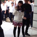 【悲報】あたシコ女子アナ、爆乳が目立つ服を着て男子高校生を取材するｗｗｗ