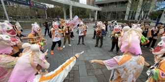 【ホロライブ】ねねち5周年グッズのカバン被った怪物ねねちの大群やめーやｗ