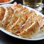 彼女が餃子になにも付けないで食べるんだが…