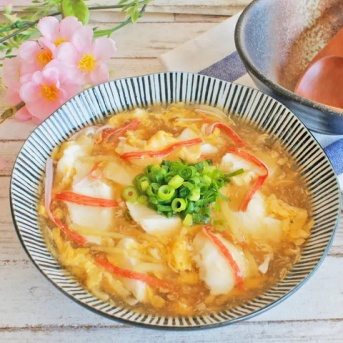 【冷蔵庫の豆腐と卵、どう使うか迷ったら！】汁まで飲み干したい…！ふわとろ食感がクセになる簡単レシピ3選