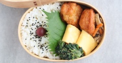 普通のお弁当と、とっくりのセーター