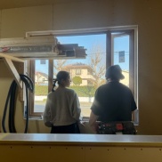 【ただ今施工中】・・・大工さんと談笑