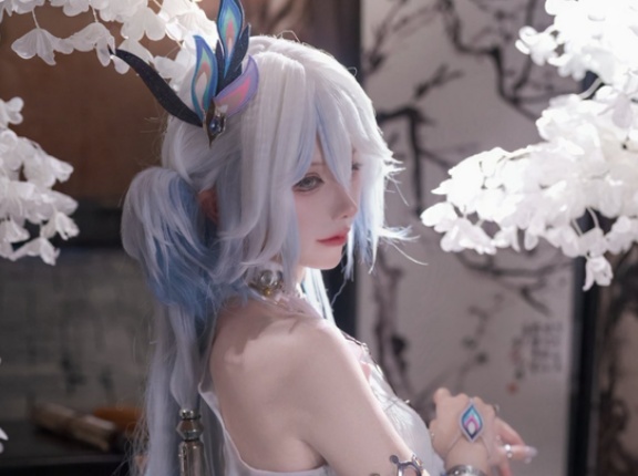 人気女性コスプレイヤー「崩壊スターレイル/爻光のコスプレしました！」ﾊﾟｼｬｯ → とんでもない物が映ってるのがバレて話題にｗｗｗｗｗ