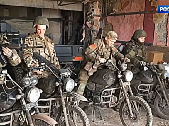 ロシア軍のオートバイ31台がいちかばちかの突撃…ロシア兵「ほかに乗るものがないのです」！