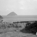 リアス式海岸を走るDF50C57重連普通列車　日豊本線　臼杵　1970年12月