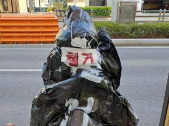 少女像に袋が被せられ、赤い字で「撤去」…警察に告発＝韓国の反応