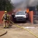 中にはまだ俺の親友がいるんだ！火事で燃えている家の中に飛び込む男。海外の反応