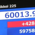日経平均が史上初の6万円を突破 寄り付き直後に取引時間中の史上最高値を更新も早々に達成感 噴値売り優勢から一時前日比で1千円超安にまで突っ込む場面も