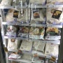 【デザインの敗北】ローソン新PB、各商品の前に旧パッケージを貼り付けられてしまう