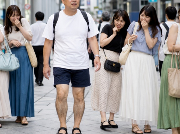 【悲報】女の子「おじさんがハーフパンツ履いて素脚出してるの気持ち悪いからやめほしい」