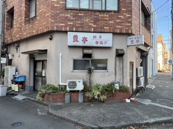 沼津駅南口の豊亭の定休日は月・火で2連休。これから忘年会シーズンだし、しっかり覚えておきたい。(沼津市添地町)