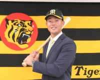 【朗報】高濱選手、首の皮一枚つながる「成績的には解雇一番手」　「高濱は絶対取られん枠って感じかな」