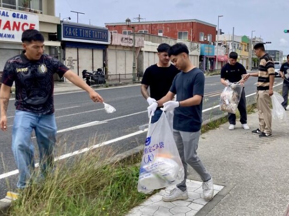 米海兵隊第12海兵沿岸連隊のボランティア13人が毎月恒例の地元金武町で清掃活動！