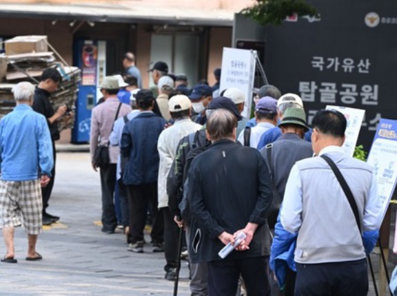 韓国人「すべてフェミのせいだ・・・」女性とまともにお付き合いできない韓国、34年後に日本を抜いて世界一の老人だらけの国に