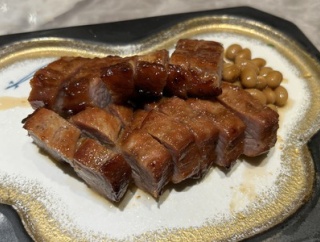 中国料理 花梨（秋田・中通）の「八幡平ポークの広東叉焼と秋田錦牛サーロインのＢＢＱソース、春巻」