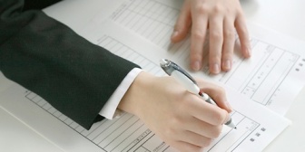 姉が就職した頃から親と姉がぎすぎすしてきた。→ある日、姉が就職先から消え失踪し… 	