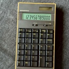 【PR】チョコが苦手な方にもオススメ♪ミズナラ香るジャパニーズウイスキーとオシャレamadanaの板チョコみたいな電卓