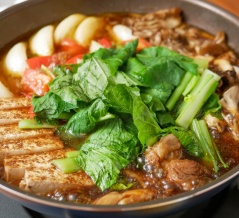 「きのう何食べた？」（よしながふみ）の鶏もも肉のトマトすき焼き