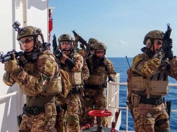 イタリア海軍、ギニア湾で海賊対策演習を実施…海上航路の安全確保に貢献！
