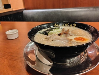 ≪背脂たっぷりなんだけど味わいスッキリな背脂豚骨塩ラーメン!≫らあめん 花月 嵐 羽村店＠羽村市<嵐げんこつらあめん塩＋味玉>