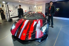 ランボルギーニがヨウジヤマモトとコラボした車を公開