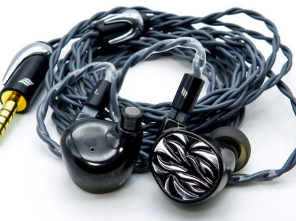 「LETSHUOER Ember」 チタンシェルとEFFECT製ケーブルを備え音楽的チューニングで仕上げられた999台限定14.8mm平面駆動ハイグレードイヤホン【レビュー】