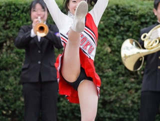 【画像】チアガールちゃん、大開脚する