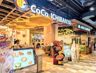 バンコクの「ココイチ」で「シーバスカレー（５辛＝２４辛）」（※「ツナサラダ」が豪華＝日タイ比較）