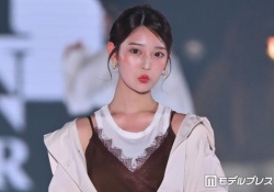 【画像】阪口珠美さん、生足チラリがセクシーすぎる