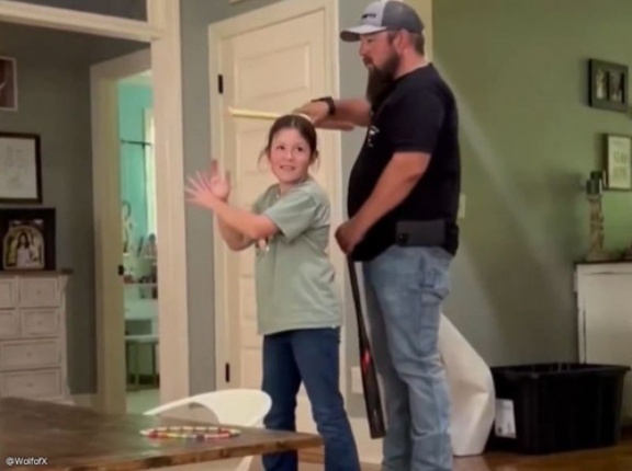 パパが娘にソフトボールのバットをサプライズプレゼントしたら…声にならないほど感激する