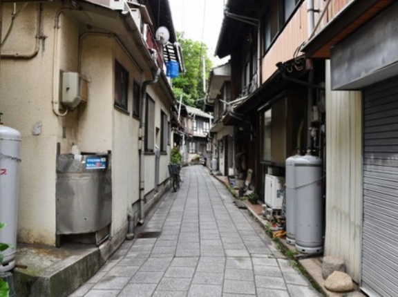 一軒が立ち退かないせいで50年開通できない道路がこれｗｗｗｗｗｗｗｗｗｗｗｗｗｗｗ