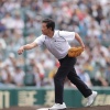 栗山英樹氏が甲子園始球式　ノーバン投球で球場から拍手