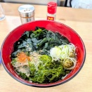 ＪＲ郡山駅「立ちそば処　鷹」で絶妙な相性の「めかぶそば＆コショー」