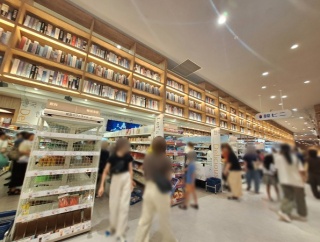 富山市開『TSUTAYA BOOKSTORE藤の木店』店内にオープンした韓国のライフスタイルショップ『韓ビニ』行っていろいろ買って食べてみた。