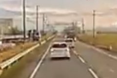 国道8号大渋滞の原因となった事故、ドラレコが公開。こんなん回避不可能だろ