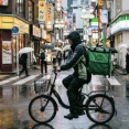 雨の日にバイクでウーバー配達してるやつはガチの底辺