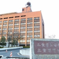 高校教師「はい殺虫剤吸ってーはいてーﾆﾔﾆﾔ」　生徒「むもも！！」