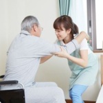 「金のないやつは早く死ねということか」　安倍政権がさらなる介護保険サービスの縮小を検討