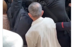 高齢者がひたすら女子高生に密着しようとする電車動画が公開されてしまう・・・