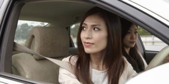 助手席にいる義兄嫁がグイーッと頭を前に乗り出して後方確認するのが超迷惑。逆に危ないからやめてくれ