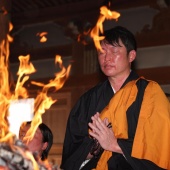 今年の高飛びを誓う！新井監督の護摩行