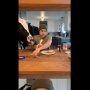 【動画】ペットの前で料理する「邪魔されクッキング」の牛版がエグすぎる