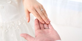 夫の友人が苦手です。結婚式にお互い友人を招待予定だったのですが、夫の友人Aから事前に嫁(私)を自分に顔見せしてからじゃないと結婚式は行かないと言われました