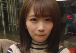 エッッッッッ！ 秋元真夏さん、ギリギリまで下げたオフショルがコチラｗ コレもう見えちゃうやんw