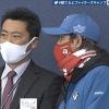 上原浩治氏が日本ハムブルペン視察、新庄監督と談笑　胸には“サンデーモーニング”
